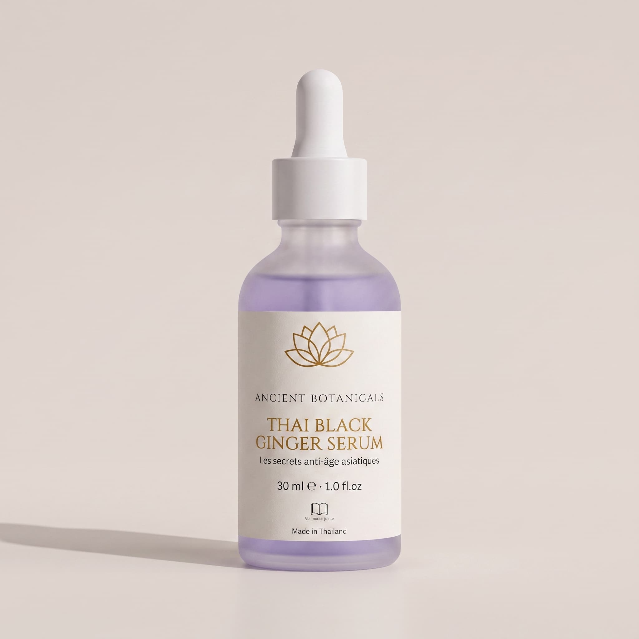 Flacon de Thai Black Ginger Serum, packshot studio sur fond crème